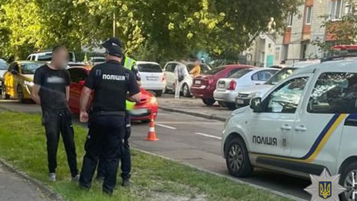 Во Львове по улице шли мужчины с гранатами - их задержали - 24 Канал Во Львове по улице шли мужчины с гранатами - их задержали - 24 Канал