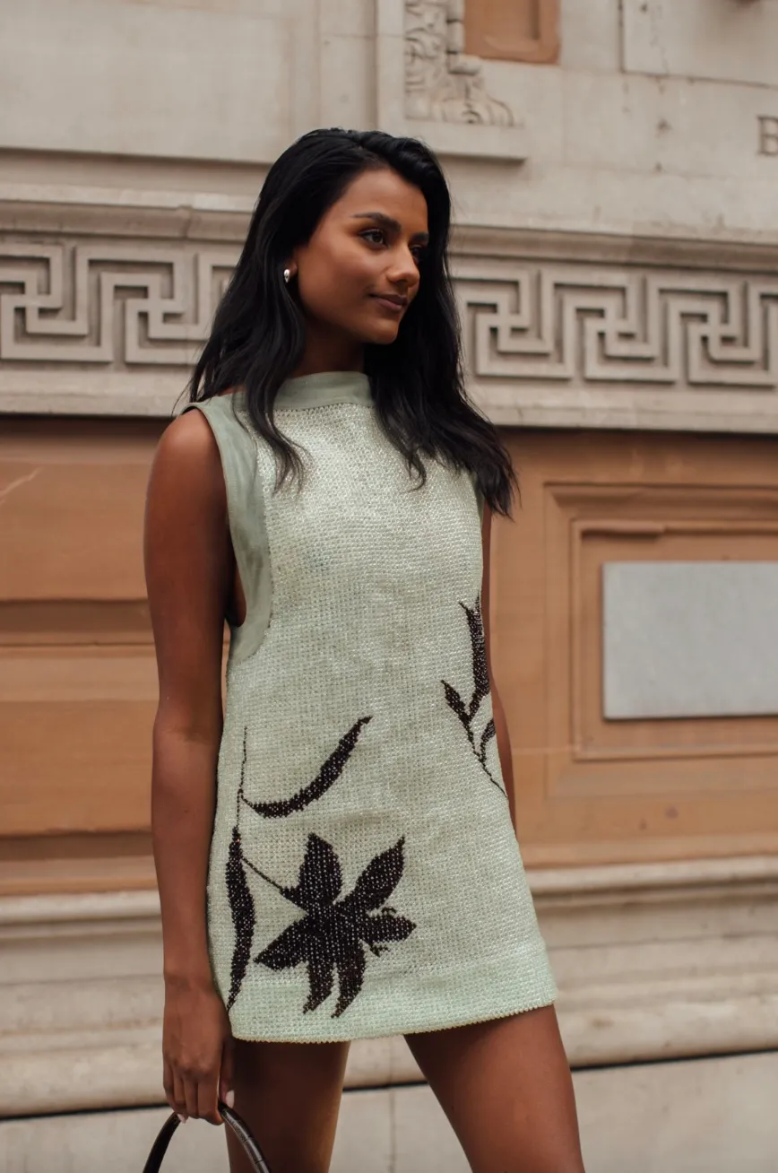 Мінісукні прямого краю теж в тренді Мінісукні прямого краю теж в тренді