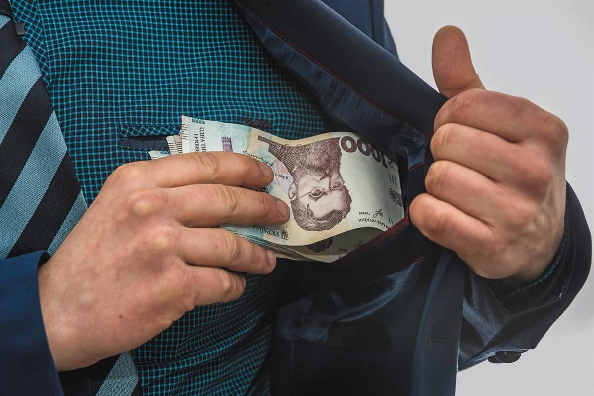 Українці можуть отримати понад 3 000 гривень в серпні: кому виплатять гроші Українці можуть отримати понад 3 000 гривень в серпні: кому виплатять гроші