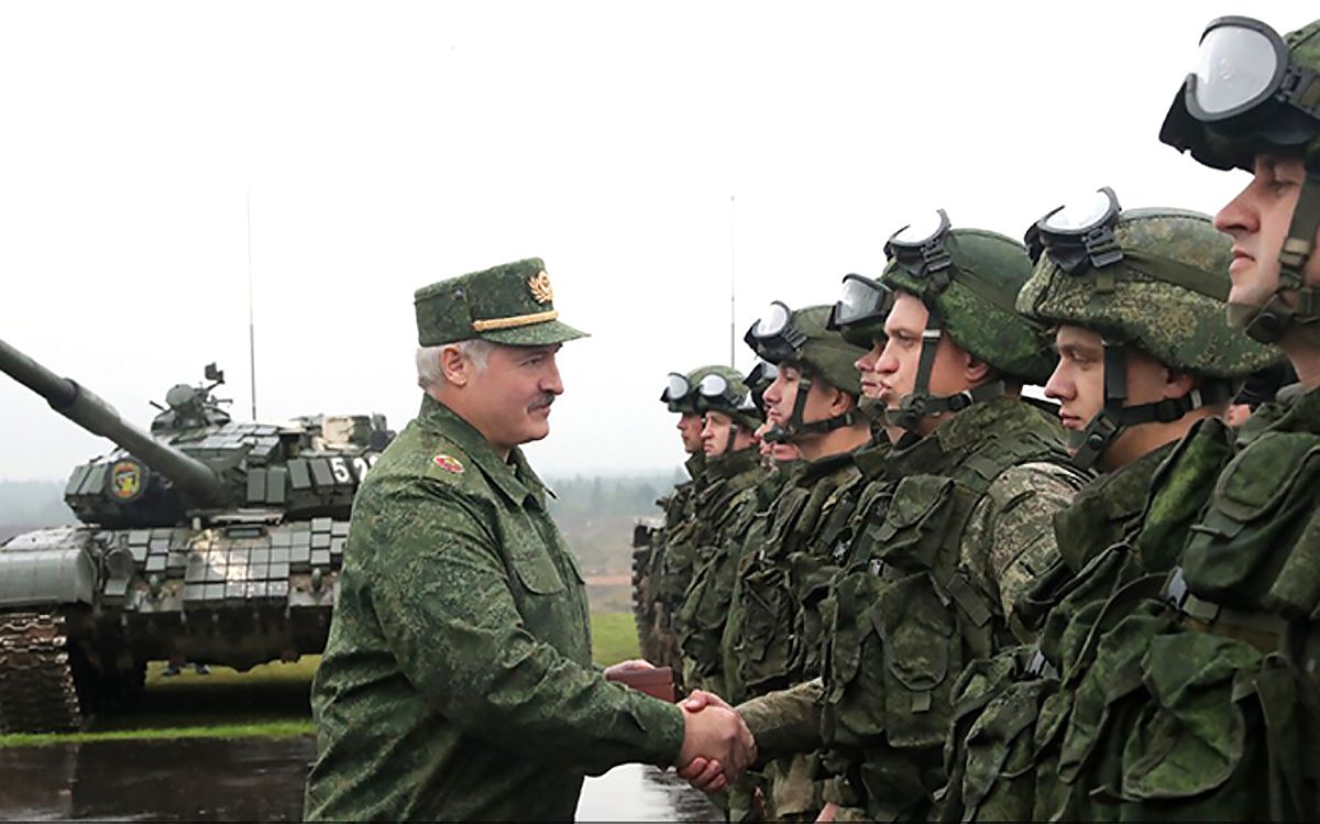 Белорусский диктатор Лукашенко здоровается с российскими военными, учения в 2017 году Белорусский диктатор Лукашенко здоровается с российскими военными, учения в 2017 году
