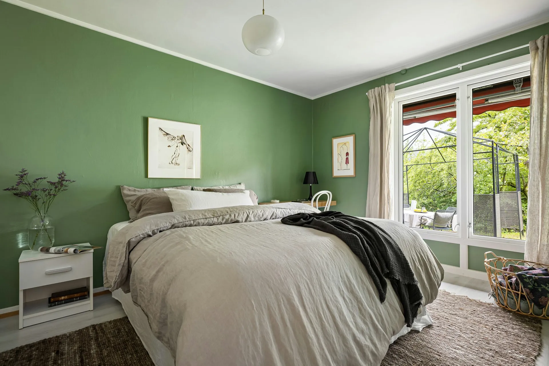 Спальня із зеленими стінами Спальня із зеленими стінами