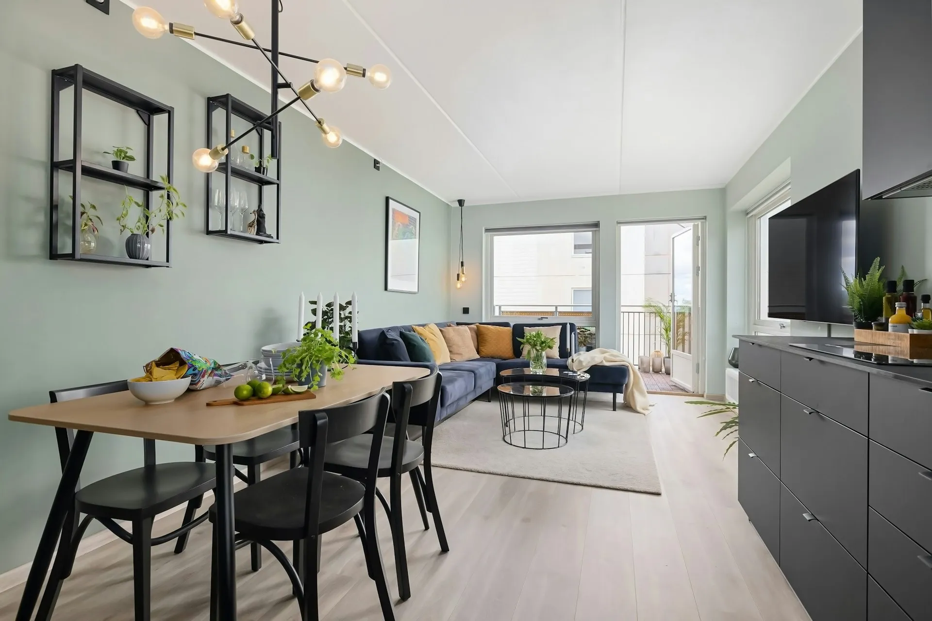 Кухня з вітальнею у трендовому кольорі Кухня з вітальнею у трендовому кольорі