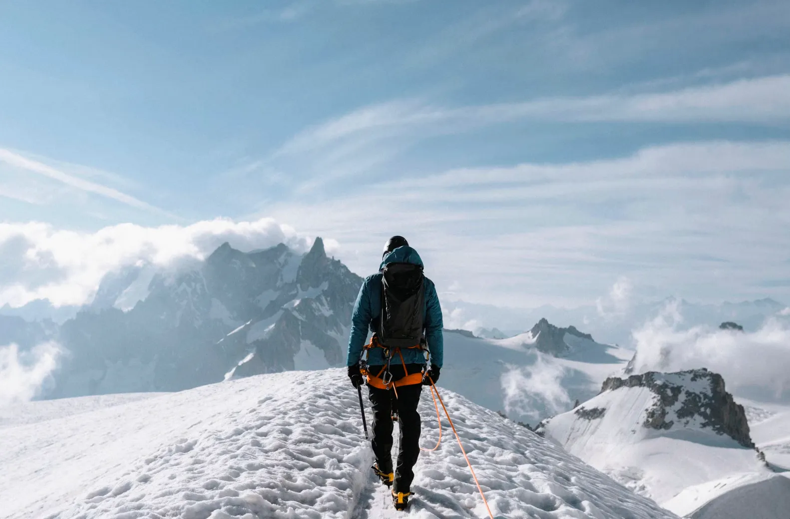 Альпініст у горах