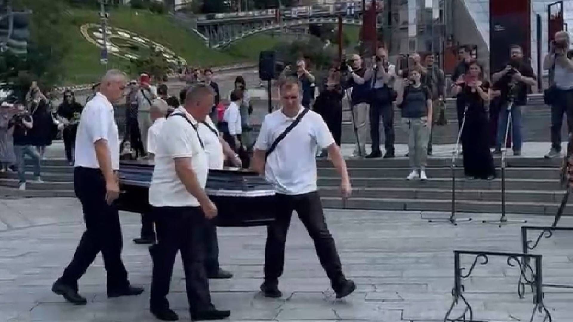 В Киеве в последний путь провели журналистку Викторию Рощину В Киеве в последний путь провели журналистку Викторию Рощину