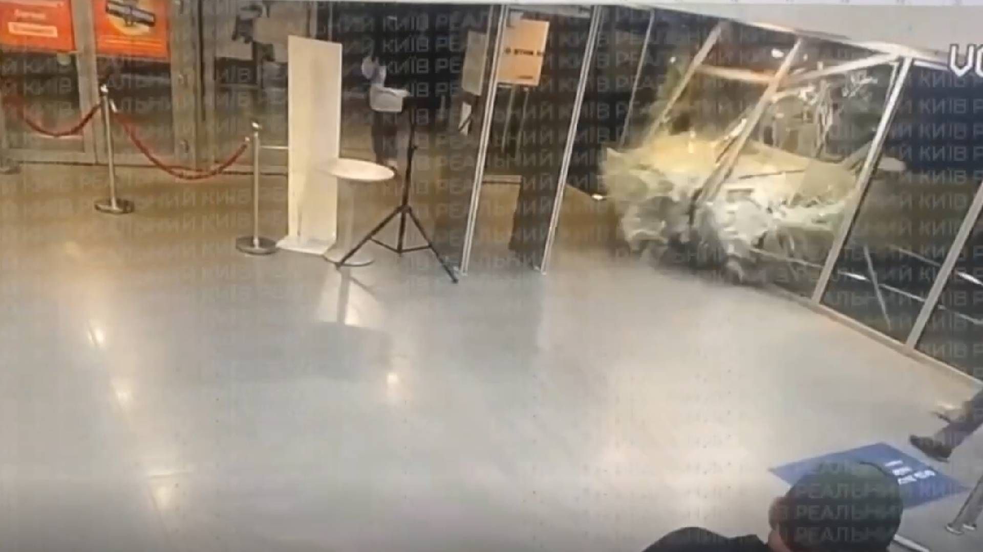 У Києві автівка влетіла у ТРЦ Ocean Plaza У Києві автівка влетіла у ТРЦ Ocean Plaza