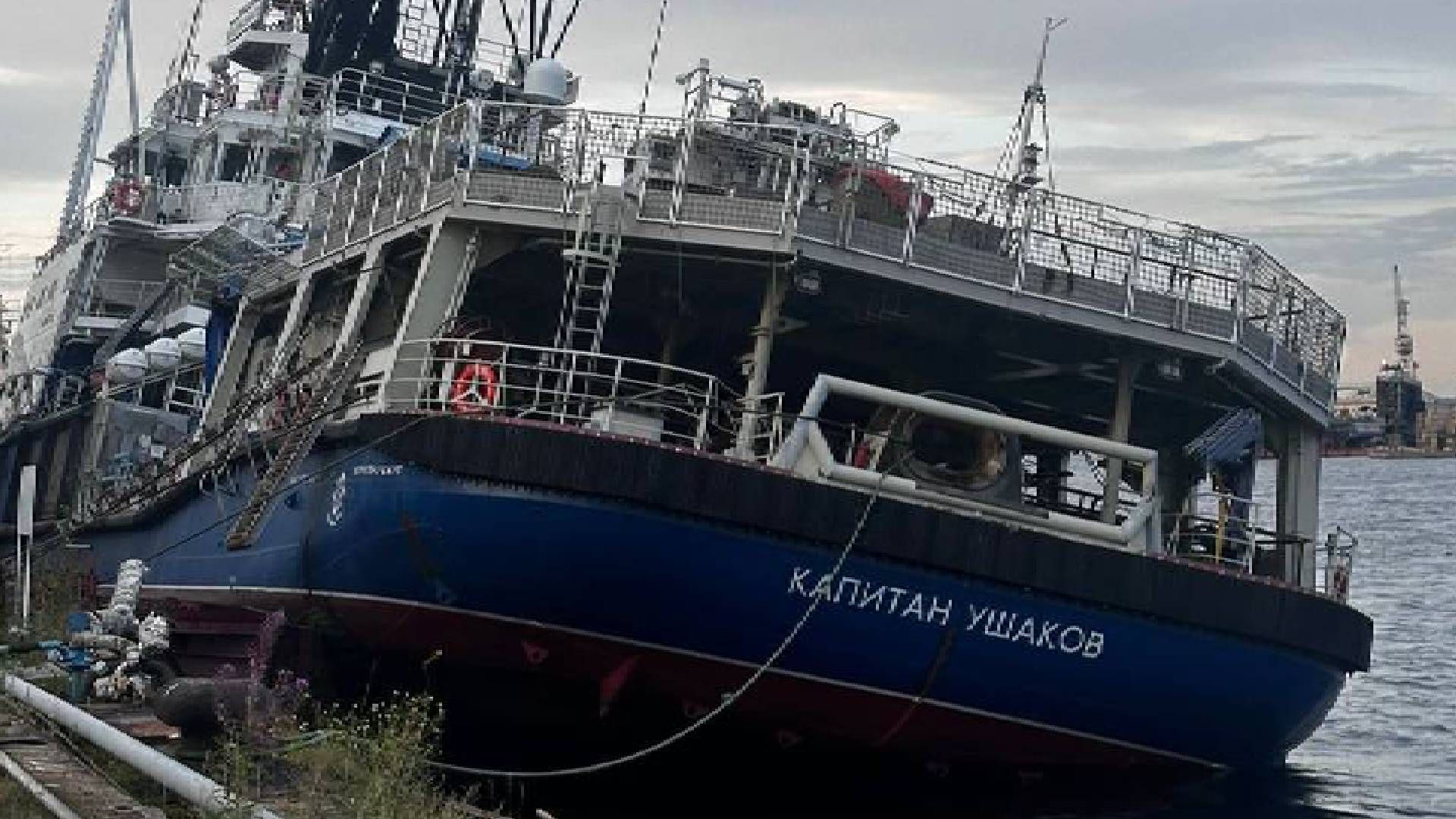 У Петербурзі затонув буксир У Петербурзі затонув буксир