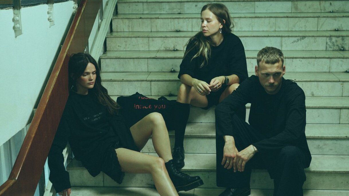 Участницы "Эбаут" и Костя Темляк Участницы "Эбаут" и Костя Темляк