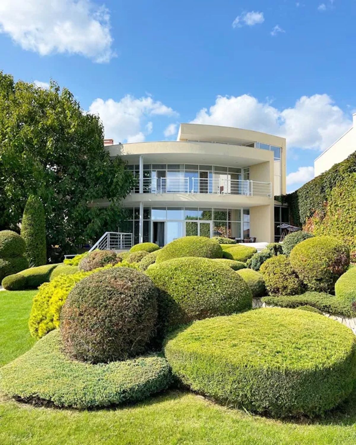 В Одессе выставили на продажу виллу за 3,5 миллиона долларов В Одессе выставили на продажу виллу за 3,5 миллиона долларов