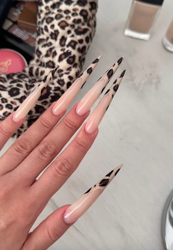 Довгі стилети на нігтях - вже не модно Довгі стилети на нігтях - вже не модно