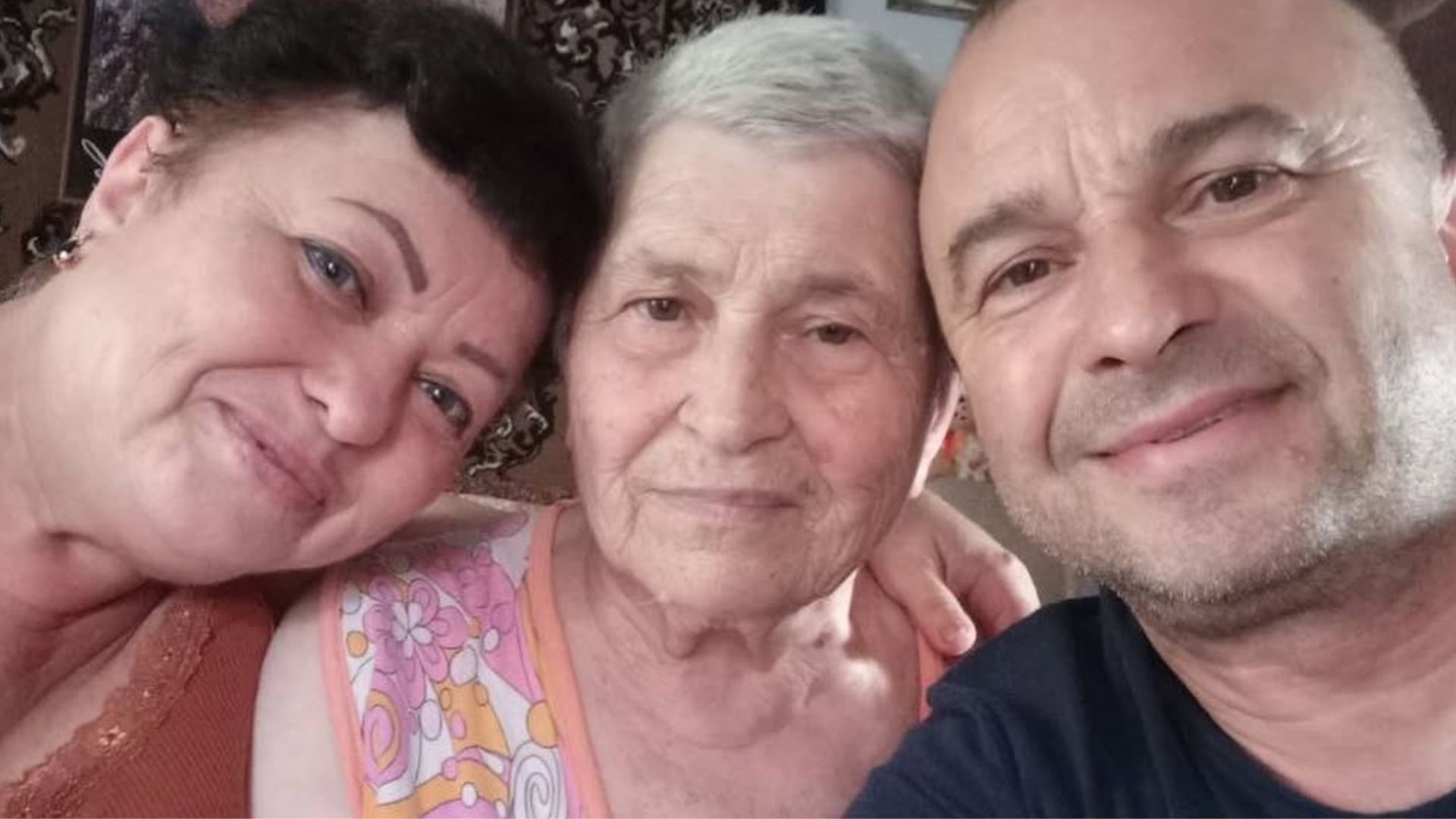 Віктор Павлік з сестрою та мамою Віктор Павлік з сестрою та мамою