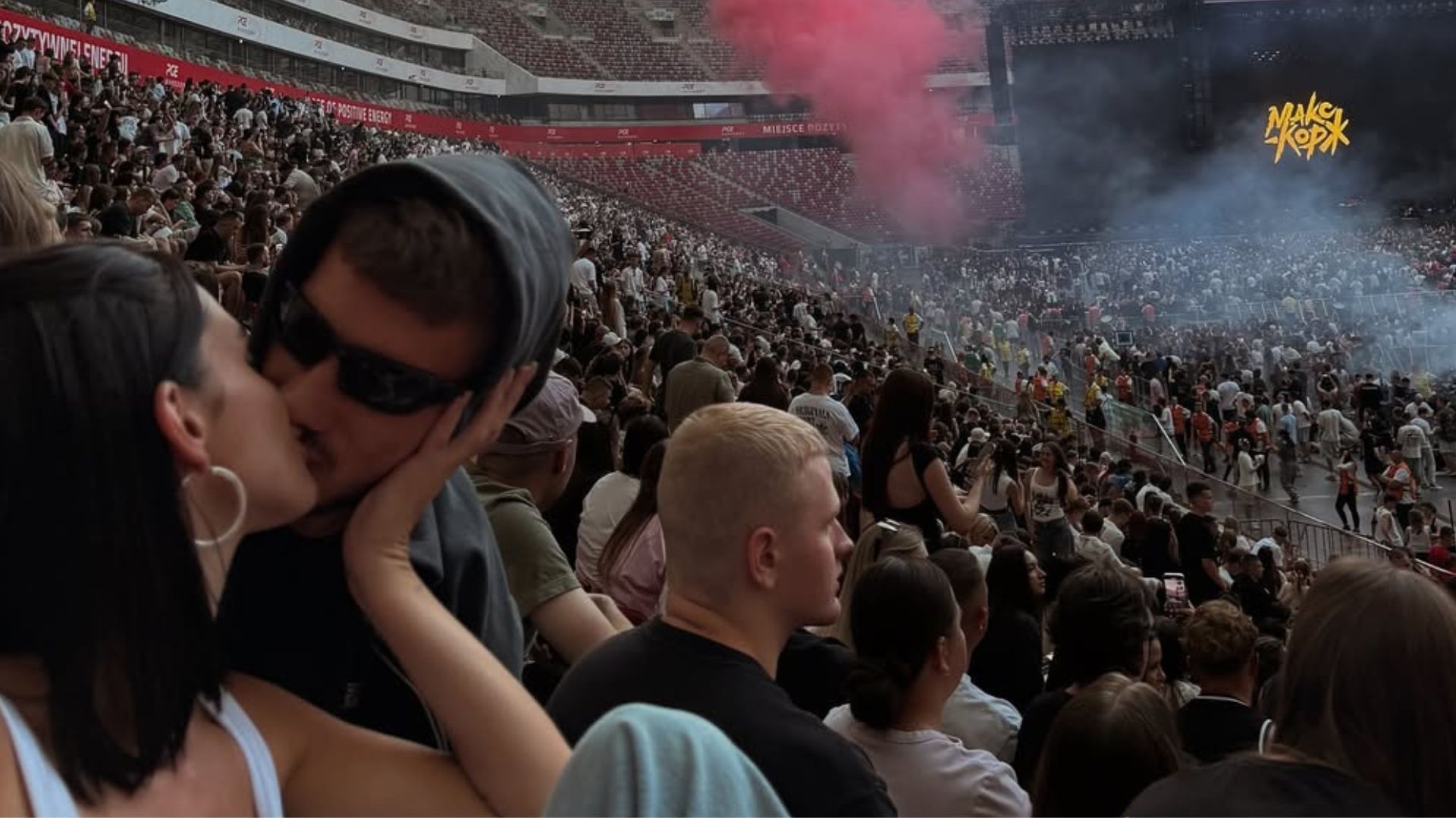 Олександр Волошин з дівчиною на концерті Макса Коржа Олександр Волошин з дівчиною на концерті Макса Коржа