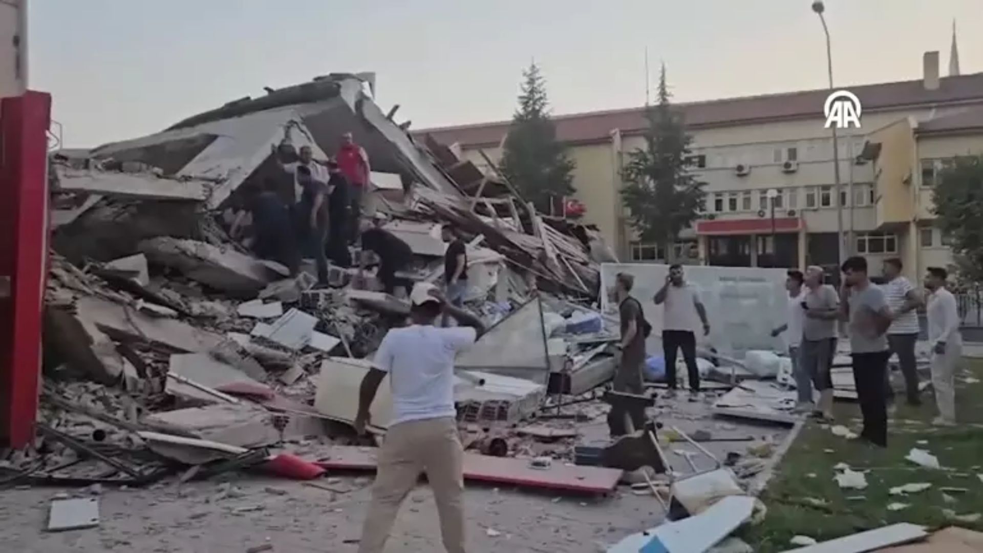 Последствия землетрясения в Турции 10 августа