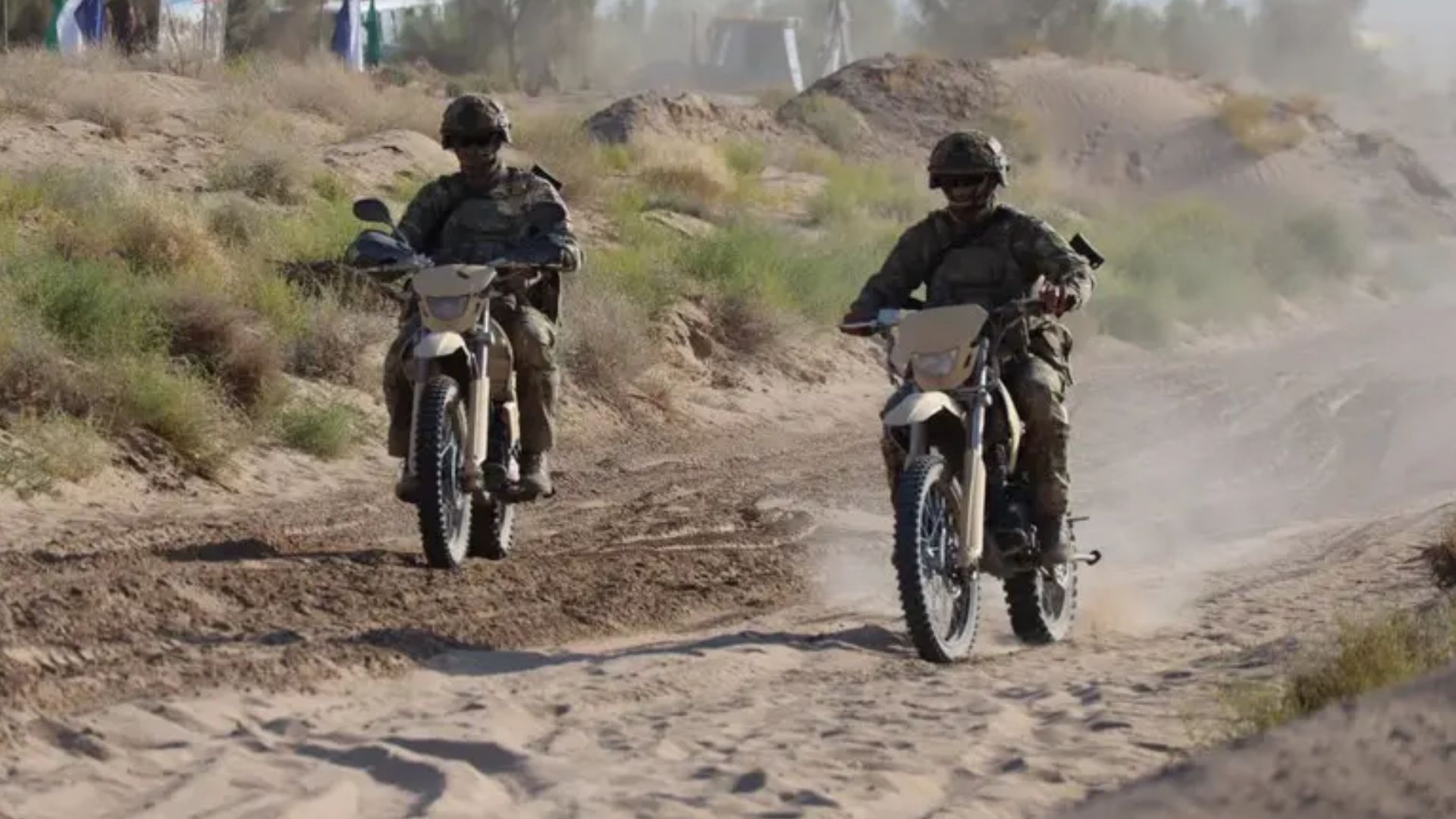 Росіяни штурмують на мотоциклах Росіяни штурмують на мотоциклах