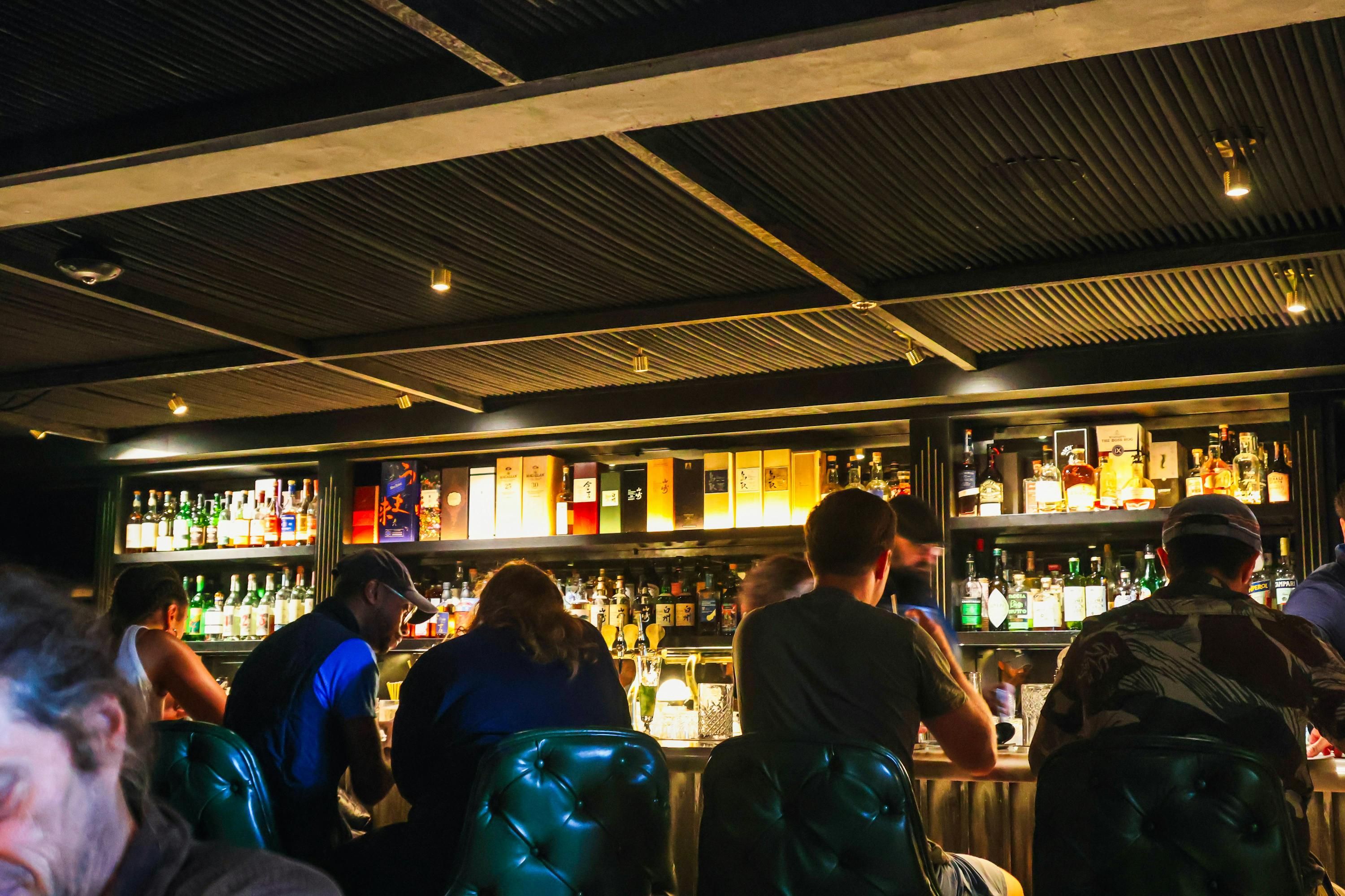 В Барселоне запретят водить туры по барам