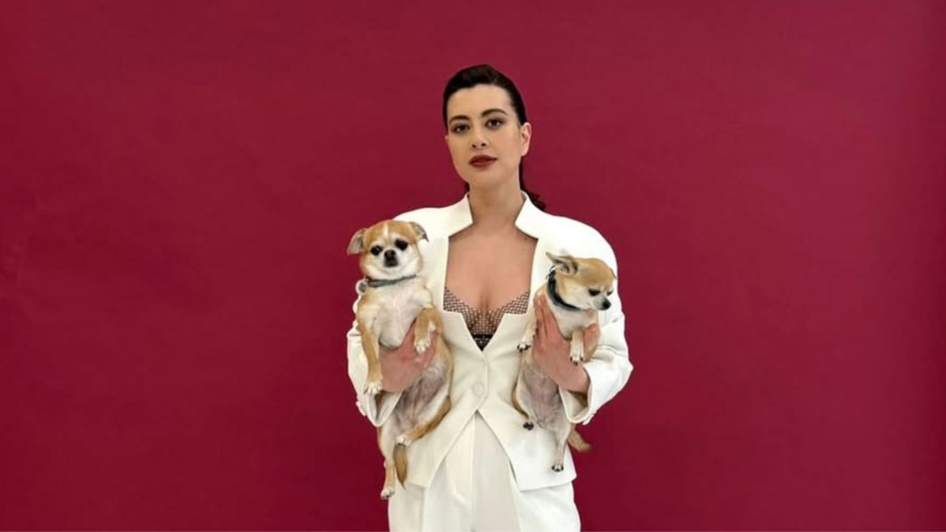 Раміна Есхакзай з собаками Раміна Есхакзай з собаками