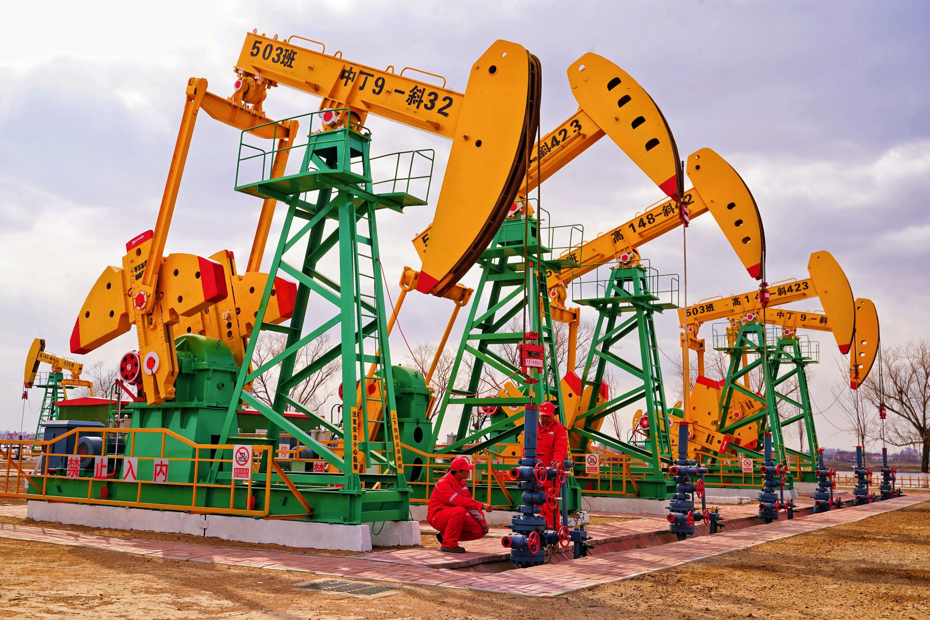 Цены на нефть падают – как в России готовятся к обвалу на рынке нефти Цены на нефть падают – как в России готовятся к обвалу на рынке нефти