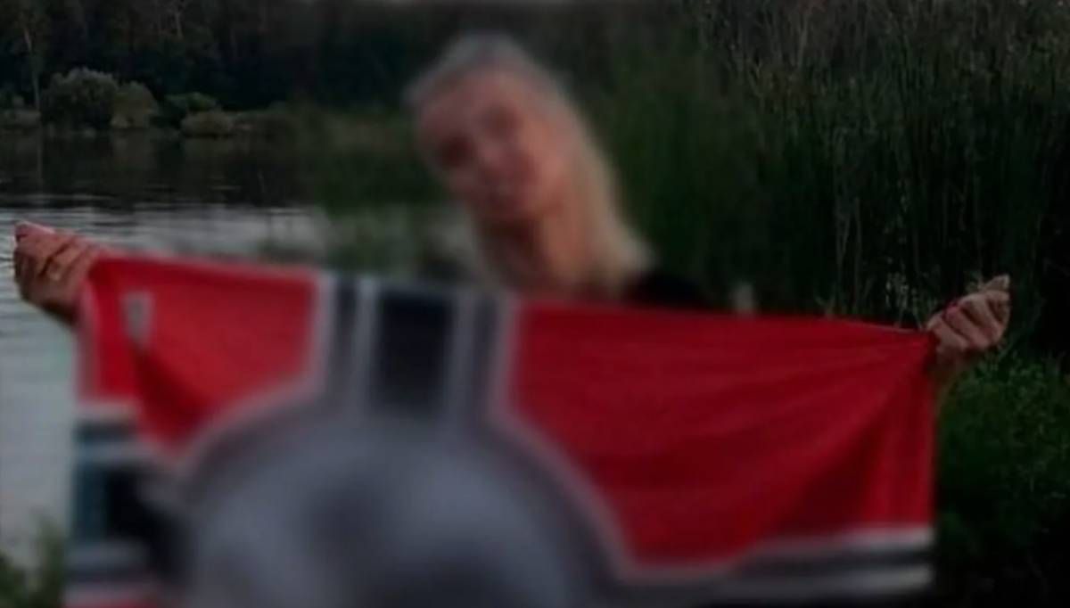 Анастасія Мірзак позувала з нацистським прапором Анастасія Мірзак позувала з нацистським прапором