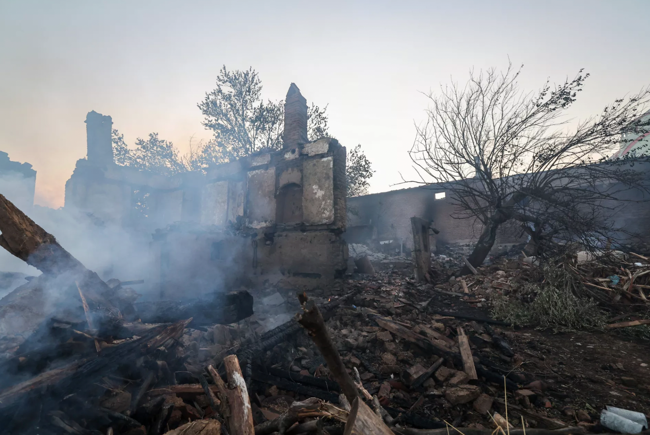 Дим підіймається з-під завалів після пожежі в Сачаклі, провінція Чанаккале