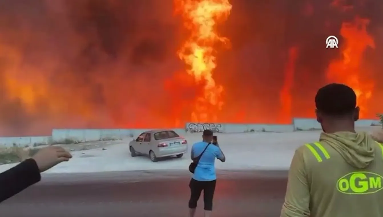 В Туреччині вирують масштабні лісові пожежі В Туреччині вирують масштабні лісові пожежі