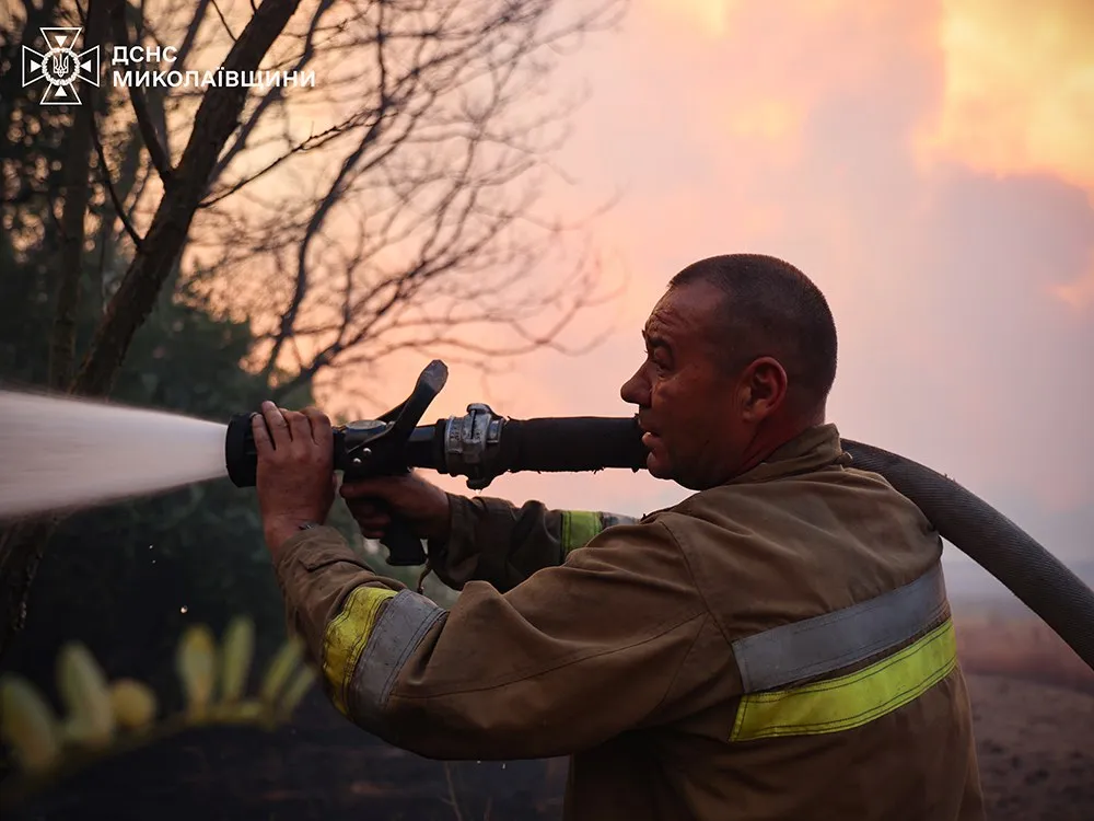 Рятувальники гасять пожежу