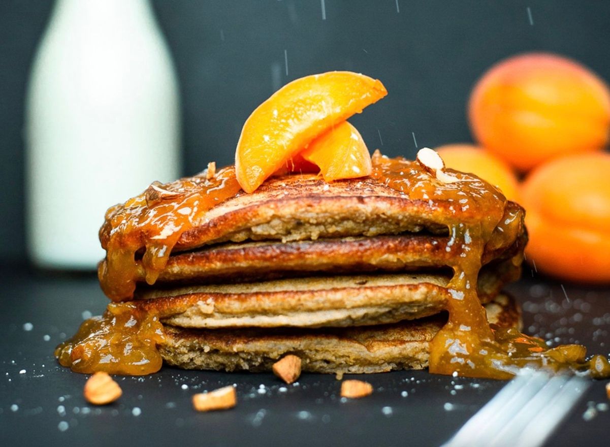 Бананові панкейки з карамелізованими абрикосами Бананові панкейки з карамелізованими абрикосами