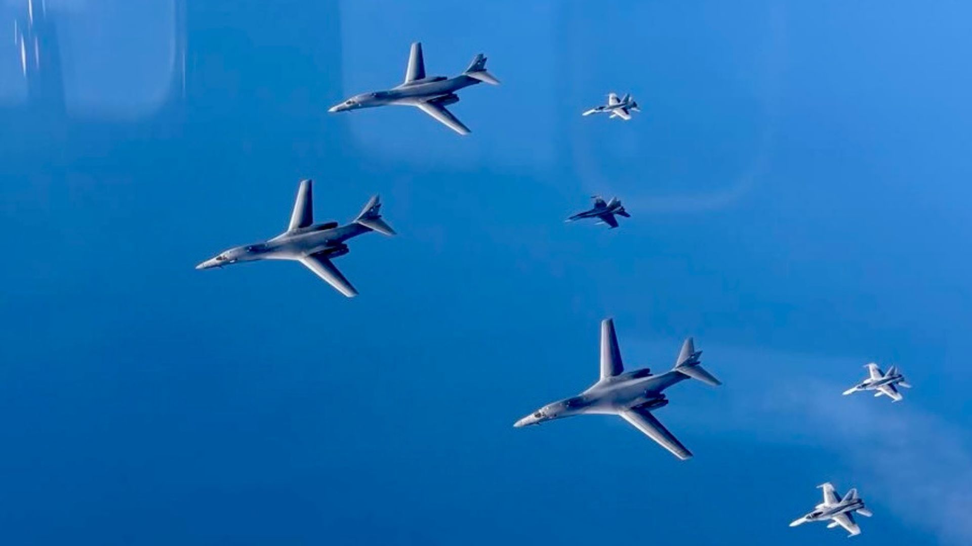 Трамп перекинув надзвукові бомбардувальники до кордону з Росією перед переговорами з Путіним - Геополітика Трамп перекинув надзвукові бомбардувальники до кордону з Росією перед переговорами з Путіним - Геополітика