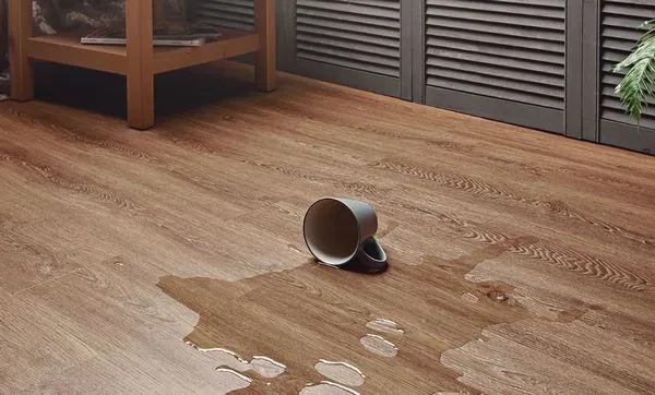 Кварц-вініл має стійкість до вологи 