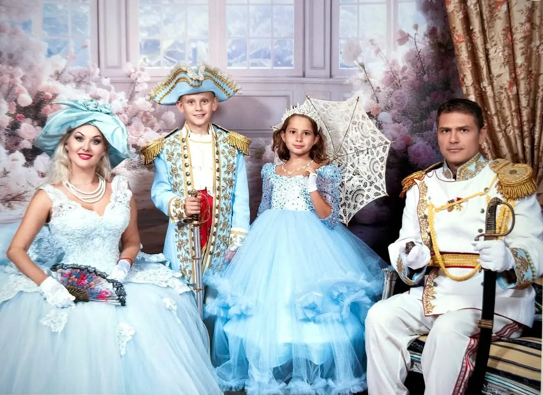 Екатерина Бужинская с мужем и детьми Екатерина Бужинская с мужем и детьми 