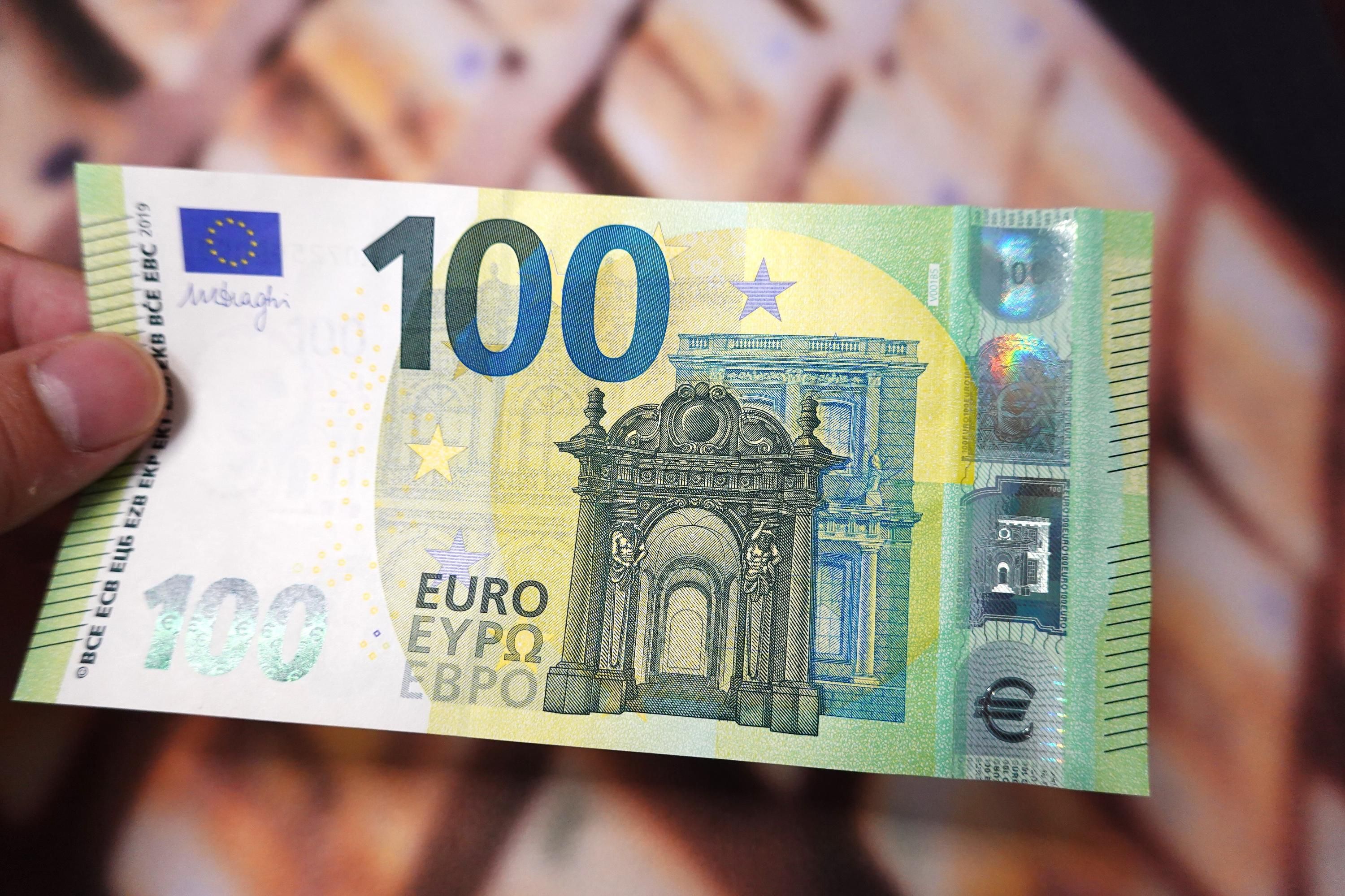 Українці рекордно купують євро Українці рекордно купують євро