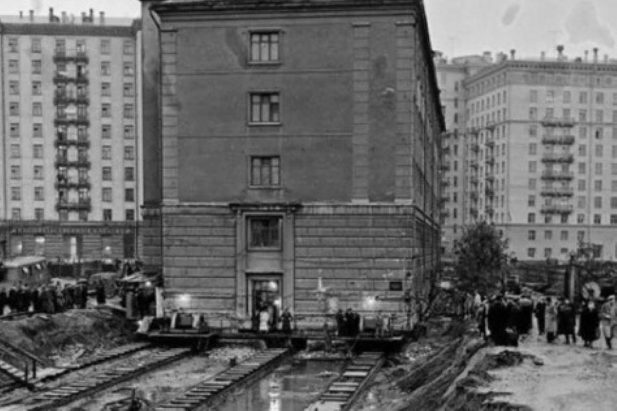 Почему в СССР передвигали дома вместе с жильцами и как это происходило - Недвижимость Почему в СССР передвигали дома вместе с жильцами и как это происходило - Недвижимость