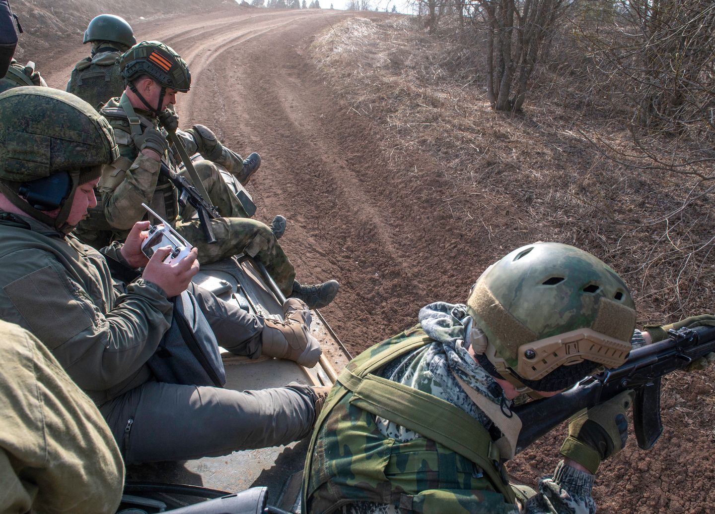 Російські окупанти зі зброєю в руках на БМП Російські окупанти зі зброєю в руках на БМП