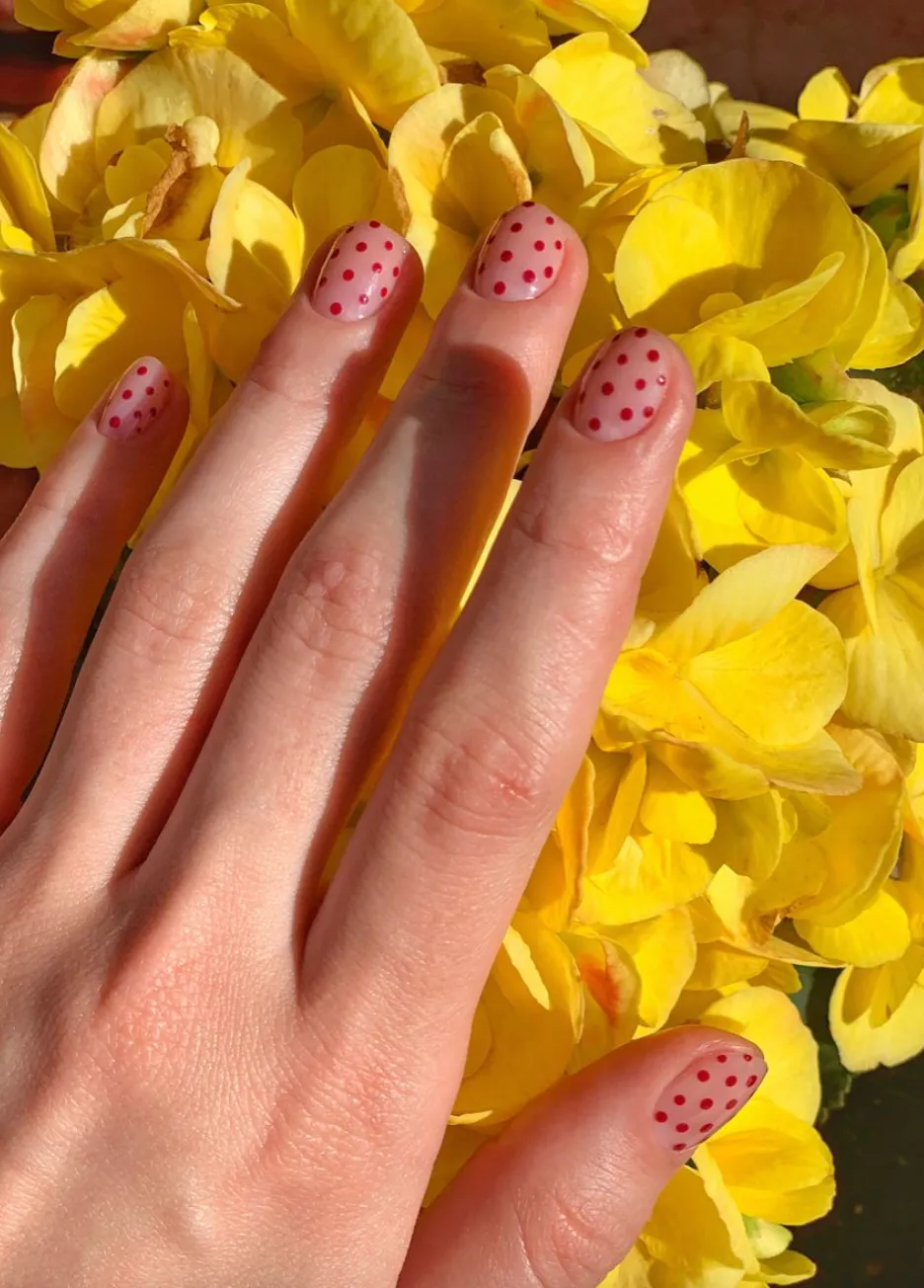 Манікюр в горошок - в тренді Манікюр в горошок - в тренді