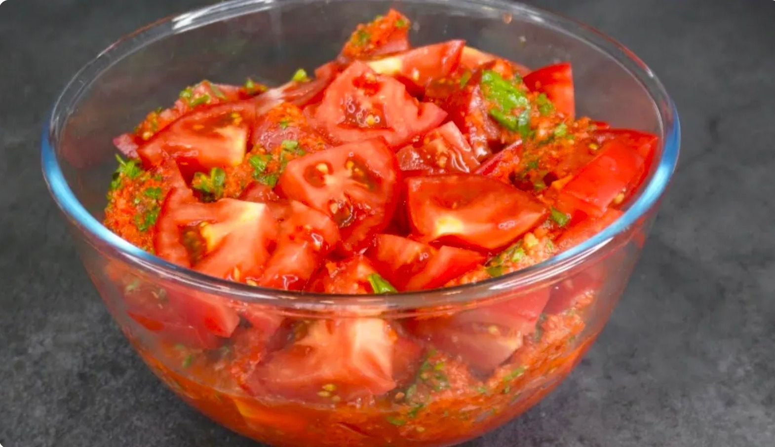 Найпростіший салат з помідорів Найпростіший салат з помідорів