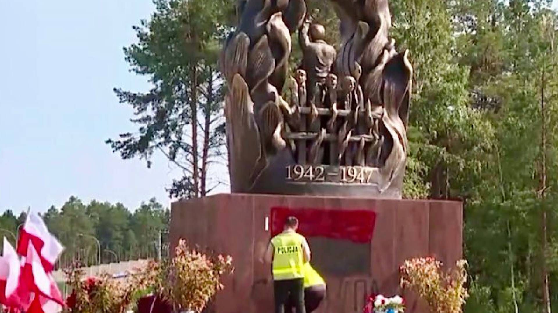 17-летний украинец повредил памятник погибшим в Волынской трагедии 17-летний украинец повредил памятник погибшим в Волынской трагедии