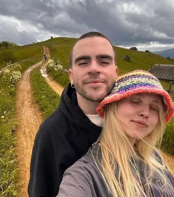 Wellboy с девушкой Wellboy с девушкой