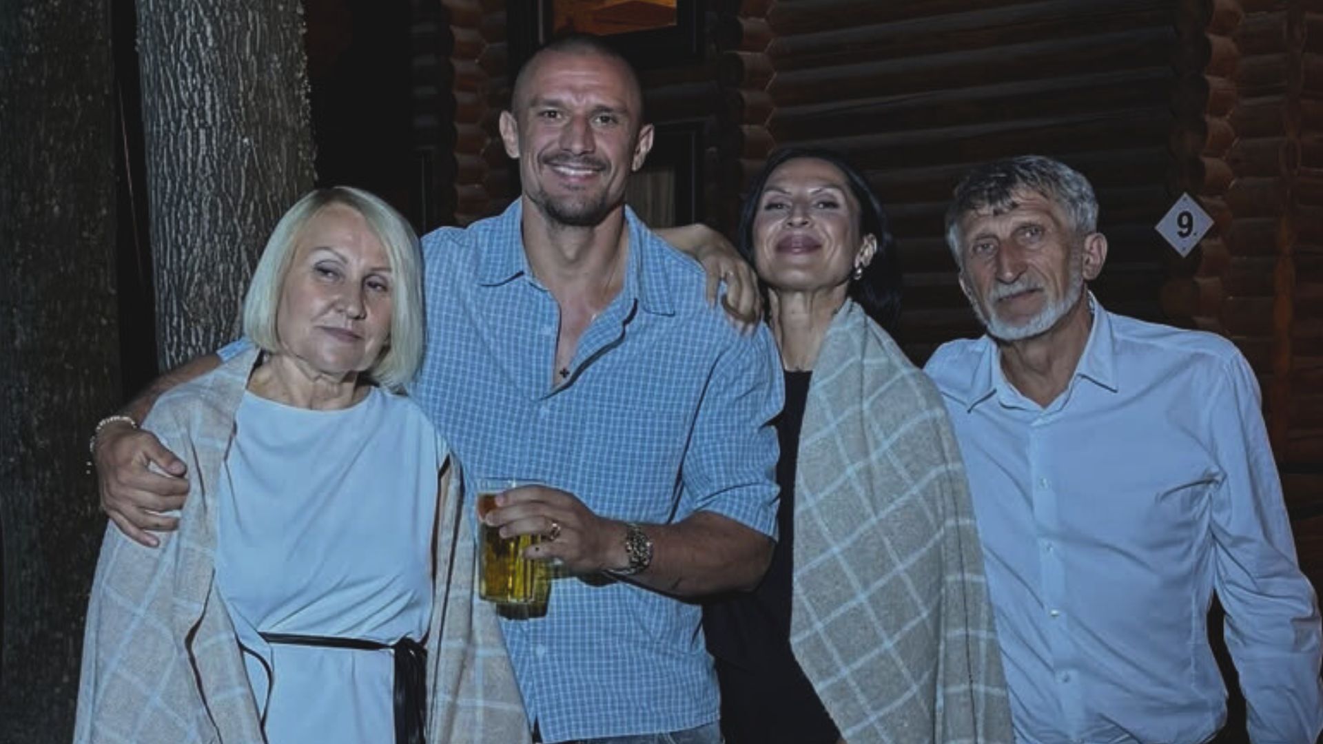 Тарас Цимбалюк з мамою, татом і сестрою Тарас Цимбалюк з мамою, татом і сестрою