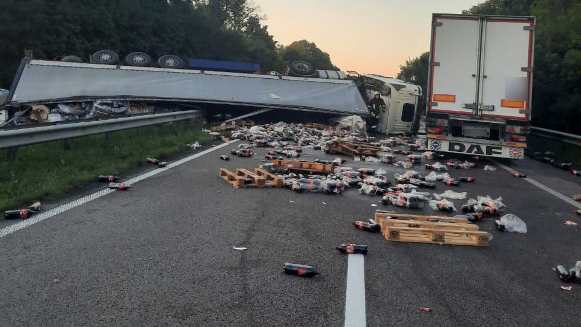 Тонни Coca-Cola висипались на дорогу після ДТП