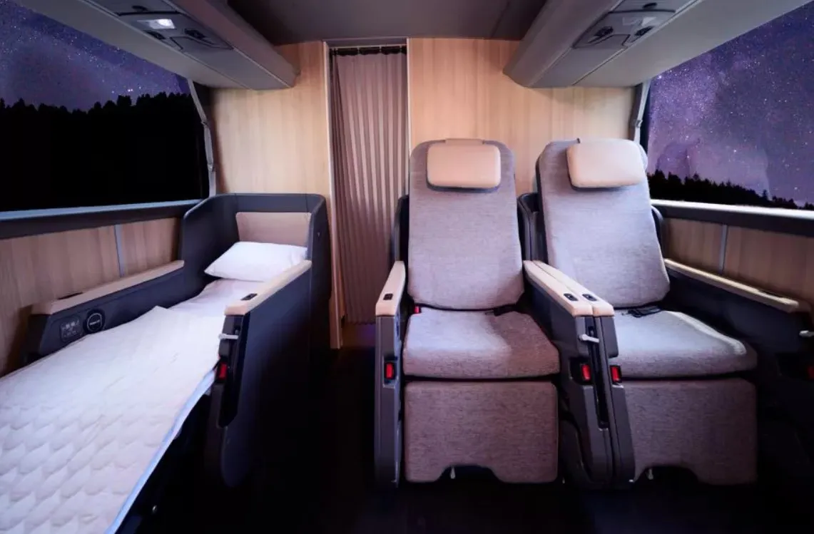 Автобус з кріслами-ліжками