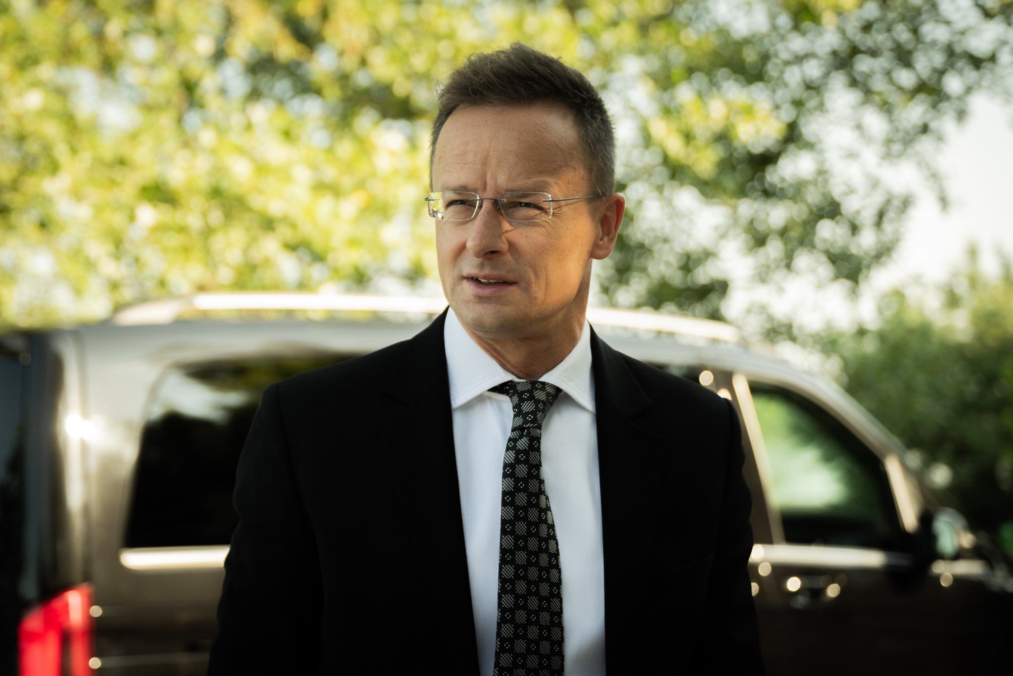 Сийярто обвиняю Брюссель в намерениях свергнуть правительства 3 стран