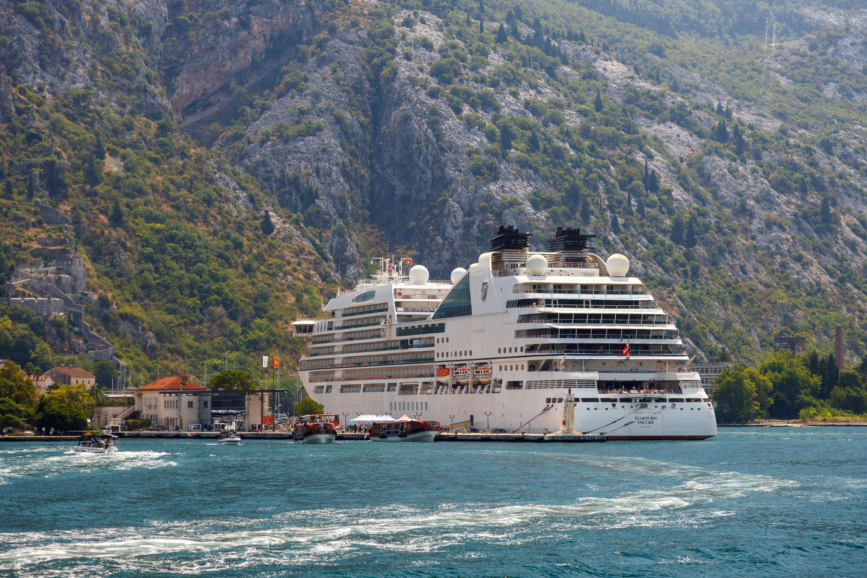 Есть причины падения с круизного лайнера