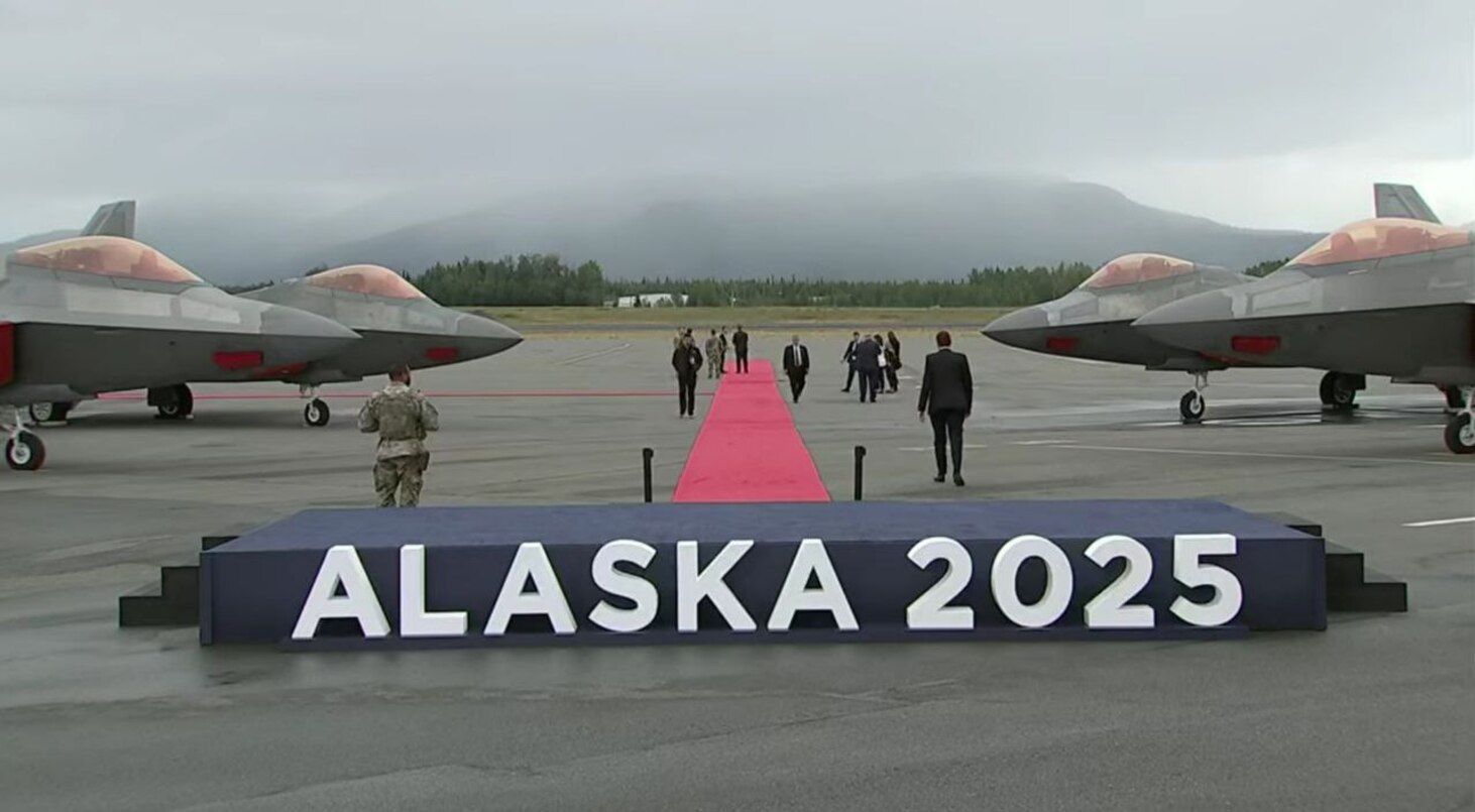 На Аляске для Путина простелили красную дорожку На Аляске для Путина простелили красную дорожку