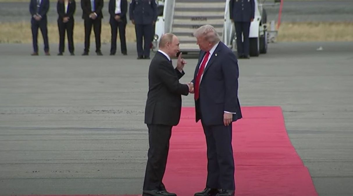 Трамп встретил Путина на Аляске - президенты пожали руки друг другу, фото Трамп встретил Путина на Аляске - президенты пожали руки друг другу, фото