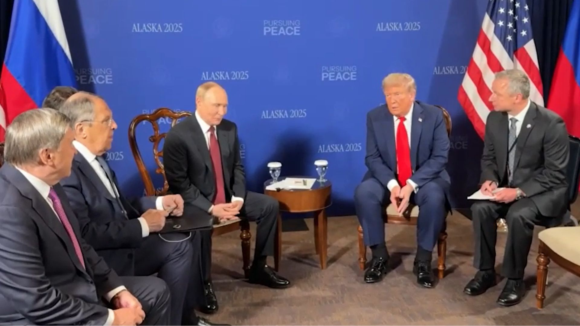 Нехарактерна тиша, а потім вигнали ЗМІ: кадри атмосфери зустрічі Путіна та Трампа - Геополітика Нехарактерна тиша, а потім вигнали ЗМІ: кадри атмосфери зустрічі Путіна та Трампа - Геополітика