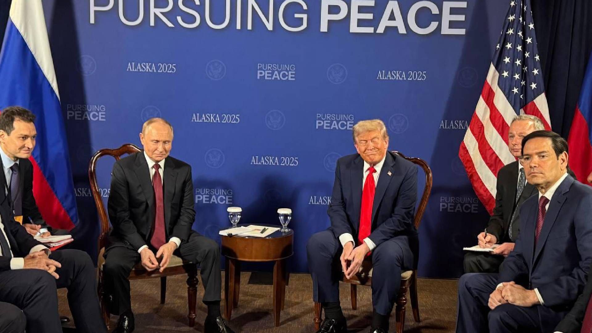 Встреча Путина и Трампа - российский диктатор привез пачку бумаг, что это значит - фотоа Встреча Путина и Трампа - российский диктатор привез пачку бумаг, что это значит - фотоа