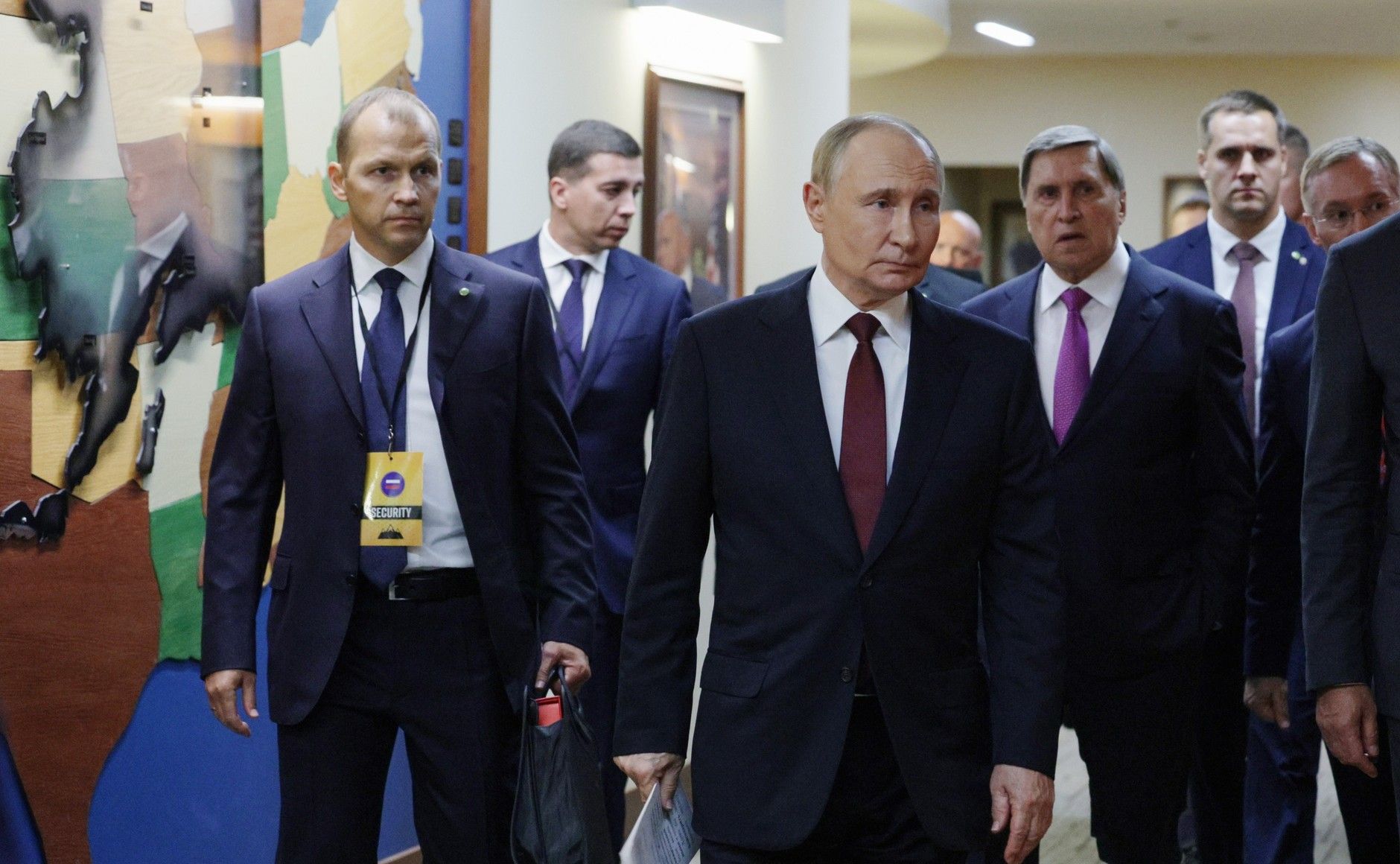 Российский диктатор Путин с делегацией на Аляске 15 августа 2025 года Российский диктатор Путин с делегацией на Аляске 15 августа 2025 года