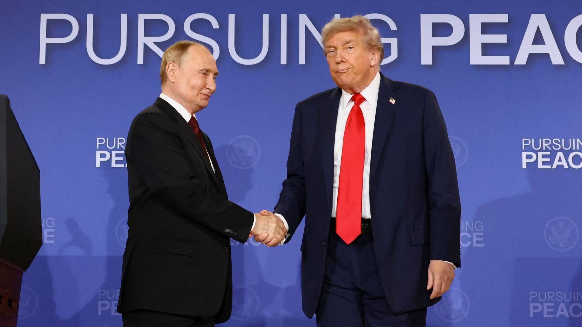 Трамп отводит взгляд от Путина во время пресс-конференции во время пресс-конференции