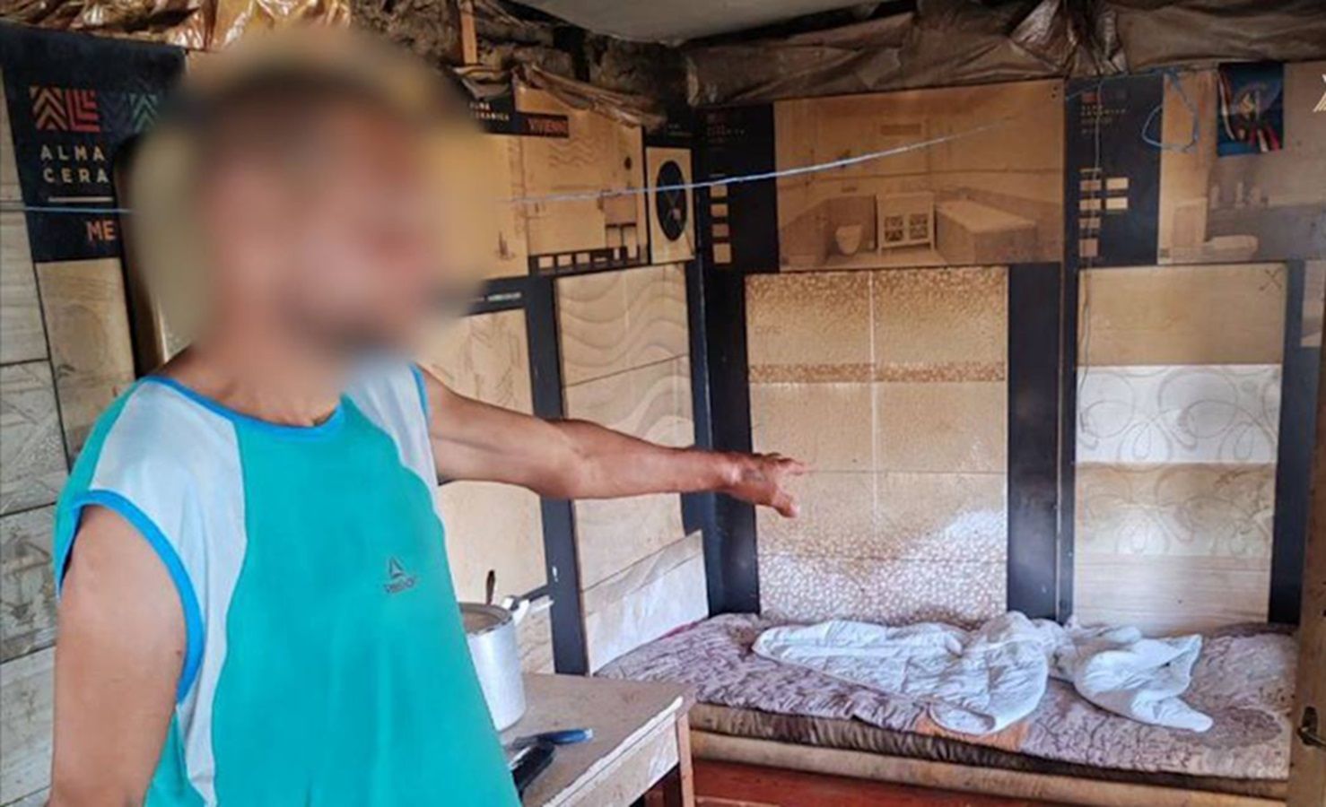 Семья фермеров из Подмосковья посадила рабочего на цепь и, угрожая скормить свиньям, требовала - 24 Канал Семья фермеров из Подмосковья посадила рабочего на цепь и, угрожая скормить свиньям, требовала - 24 Канал