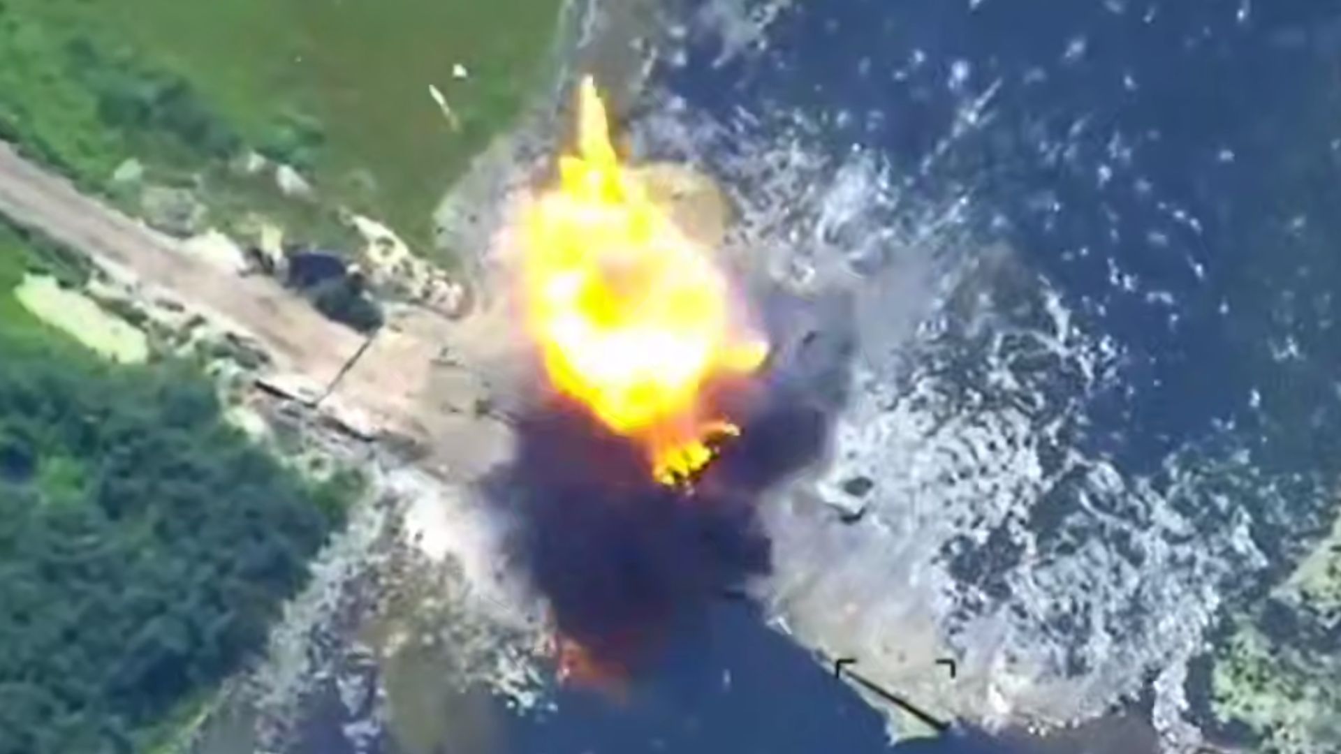 "Подмочили" планы врага: российский грузовик с пушкой уничтожили прямо на мосту - 24 Канал "Подмочили" планы врага: российский грузовик с пушкой уничтожили прямо на мосту - 24 Канал