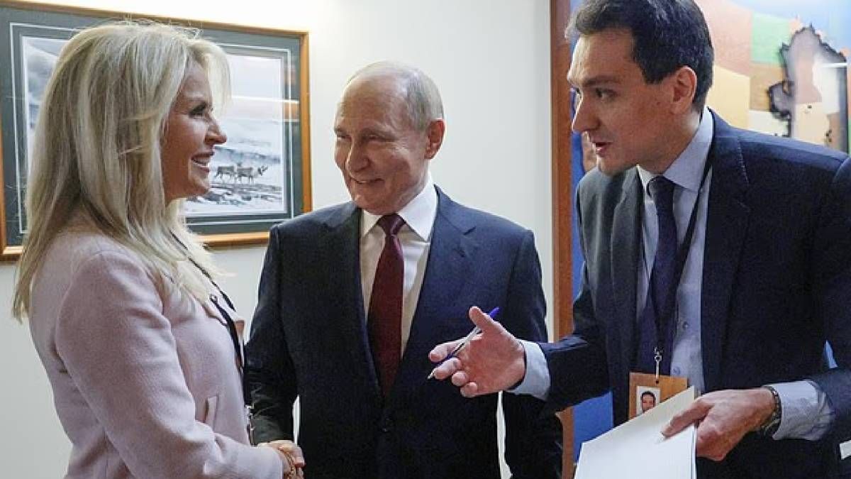 Моніка Кроулі кілька разів потиснула руку воєнному злочинцю