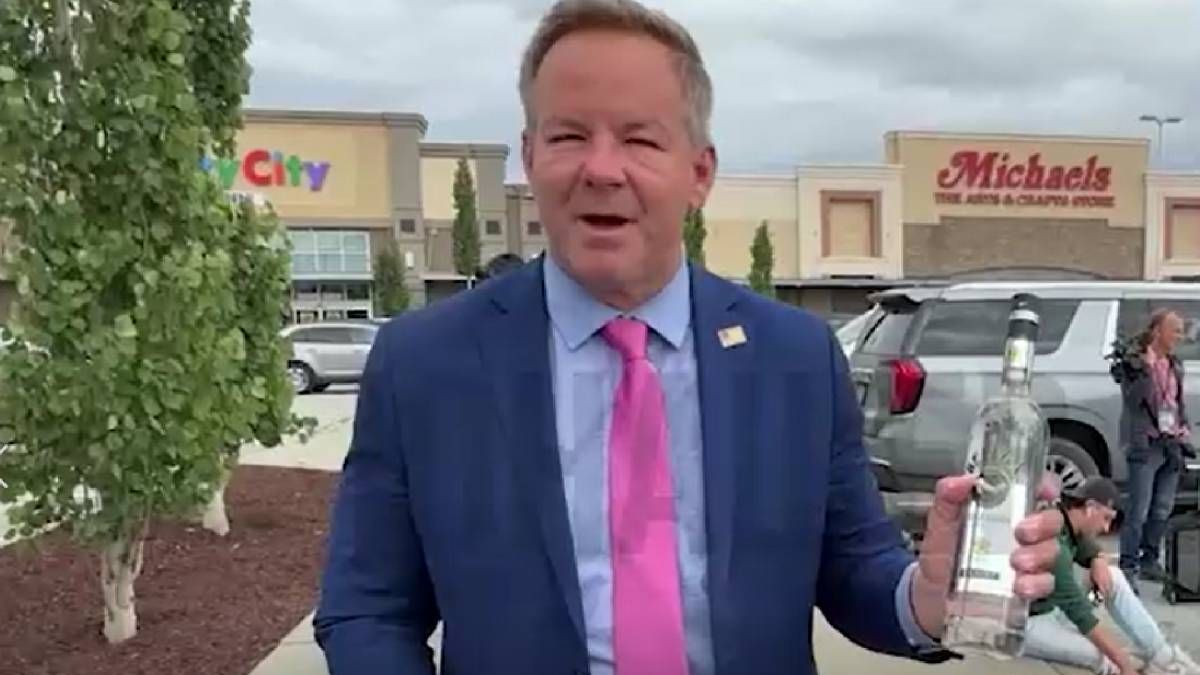 Брайан Гленн обрадовался российской водке, а та оказалась местной Брайан Гленн обрадовался российской водке, а та оказалась местной